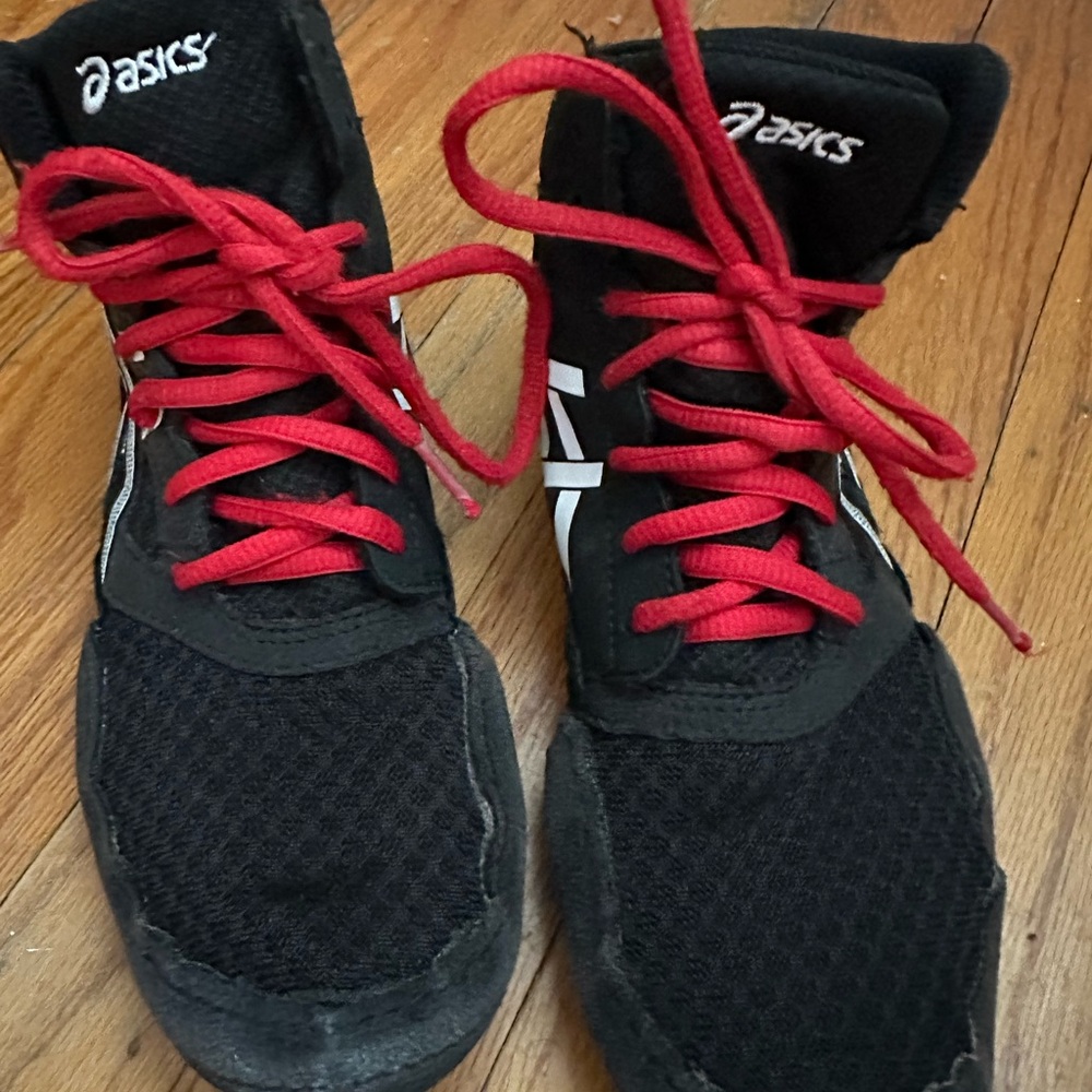 ASICS wresting shoes size 3.5. Worn for half a season.